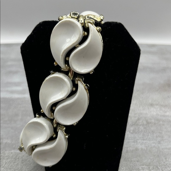 Vintage Mid Century Signed Lisner White Thermoset Teardrop Chunky Bracelet - Picture 7 of 13